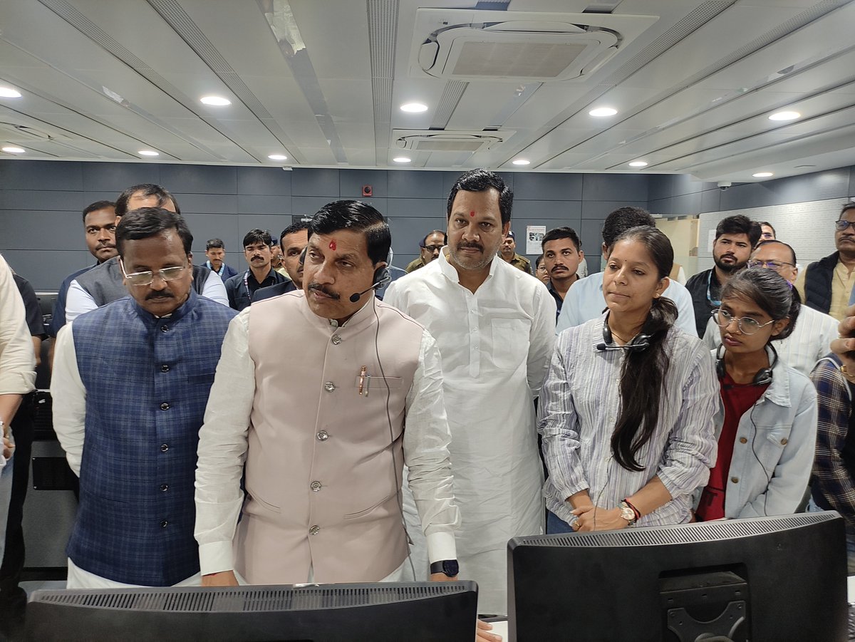 collectorUJN's tweet photo. मुख्यमंत्री @DrMohanYadav51 ने आज उज्जैन स्मार्ट सिटी कार्यालय स्थित इंटीग्रेटेड कमांड एंड कंट्रोल रूम का निरीक्षण किया। उन्होंने कमांड एंड कंट्रोल रूम में प्राप्त सीएम हेल्पलाइन की शिकायतों की जानकारी ली और उनके निराकरण की स्थिति भी देखी। https://t.co/k2VpyUCZYH
