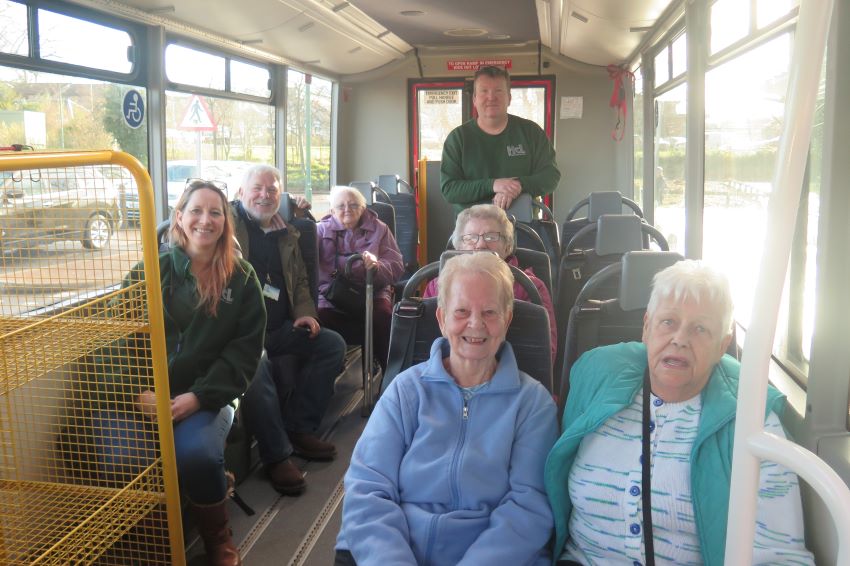 🚌 Cllr Colin Cassidy jumped aboard @TransportHc Dial-A-Bus service to hear how being able to use your bus pass & travel free is a “lifeline”. Moira Campbell, front left, says the company is just as important as shopping. “We like a caper,” she laughs.🛒🤩
ow.ly/UuQl50QH14G