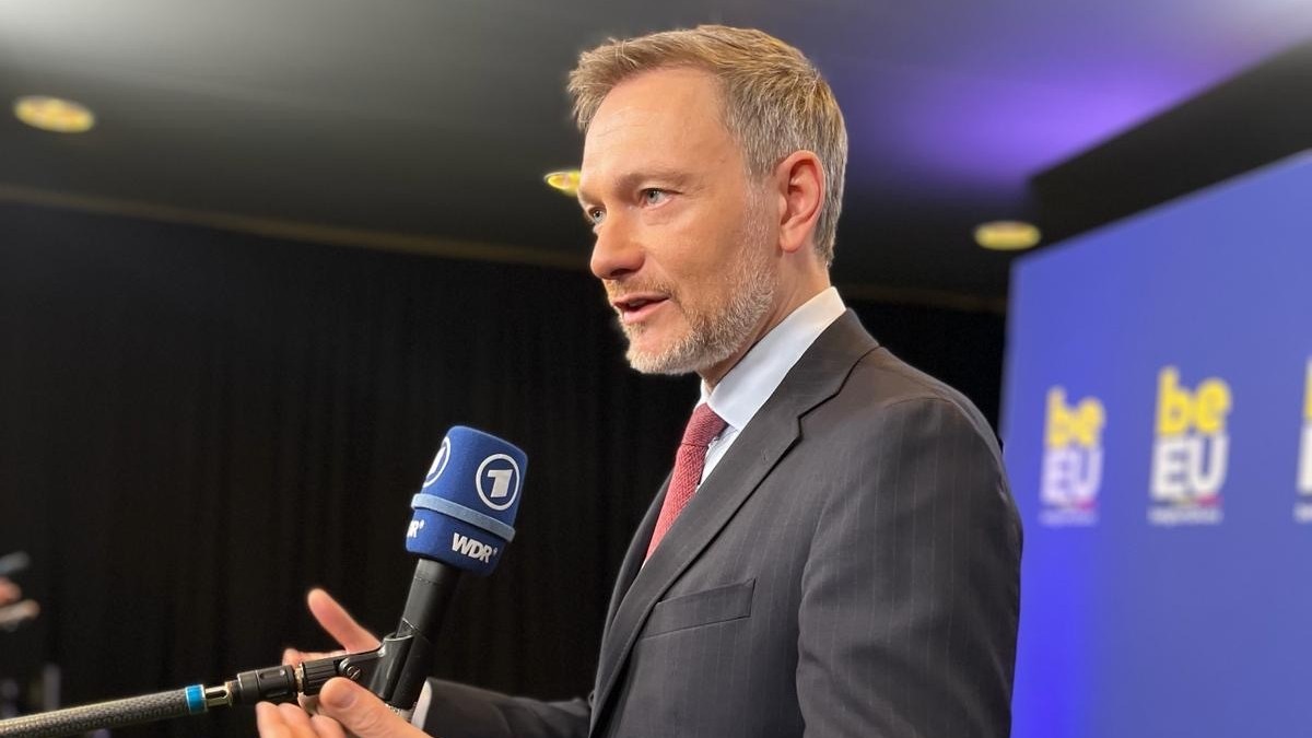 BMF_Bund's tweet photo. Wir freuen uns über die Unterstützung von Rat &amp; Parlament für unsere Bewerbung um den Standort der 🇪🇺 Geldwäschebehörde #AMLA, so Minister @c_lindner in Gent. Finanzplatz #Frankfurt wird gestärkt &amp; wir werden #Finanzkriminalität und #Geldwäsche in Europa effektiv bekämpfen. https://t.co/bbpK1gO2BY