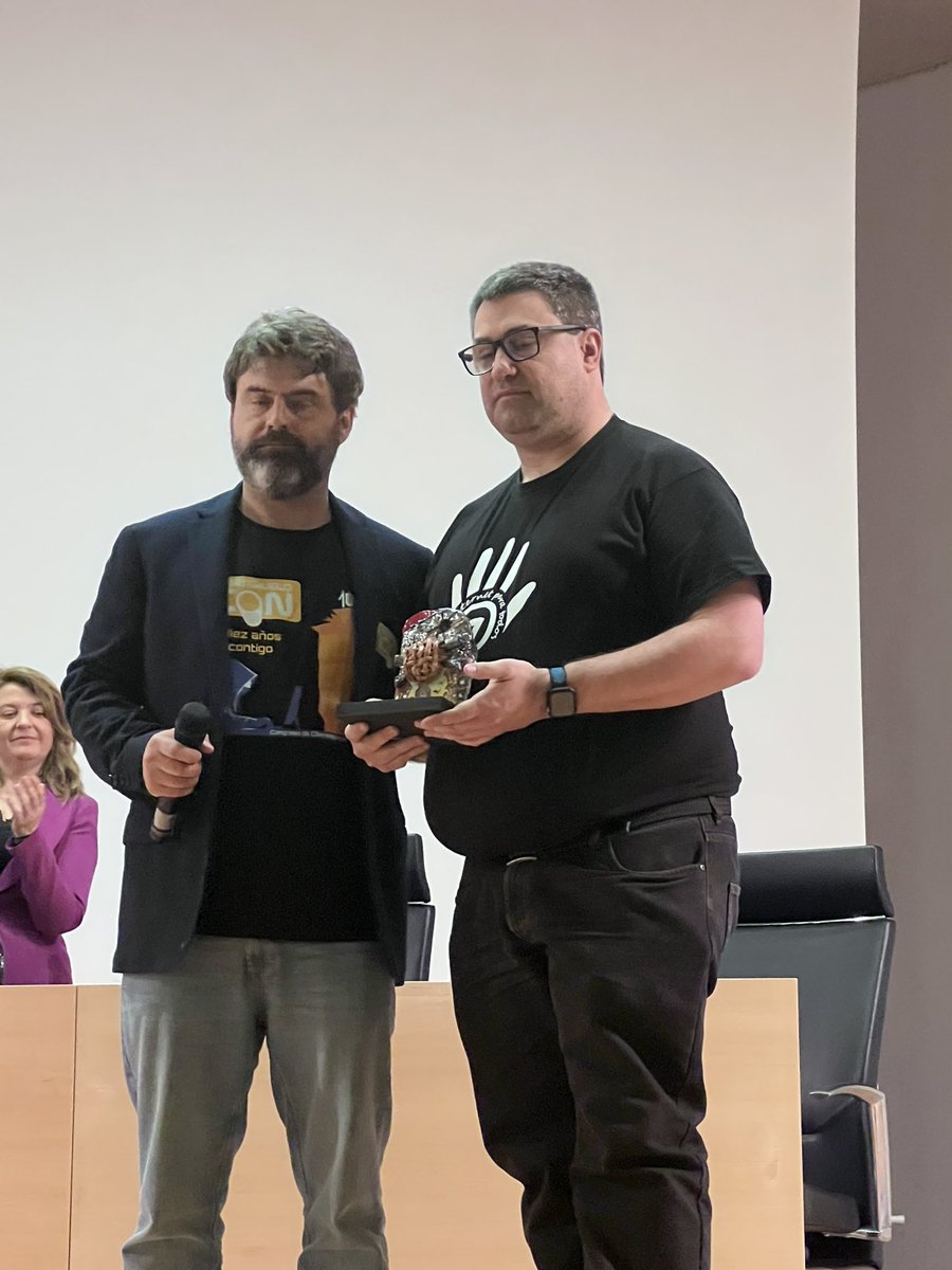 Arrancamos en <a href="/morteruelocon/">MorterueloCon</a> con un homenaje y reconocimiento póstumo a <a href="/_Angelucho_/">Angel</a>, por su trabajo concienciando. <a href="/JosepAlbors/">Josep Albors</a> en representación de <a href="/X1RedMasSegura/">Comunidad X1RedMasSegura</a> recoge el premio Zarajo a nuestro amigo Angelucho