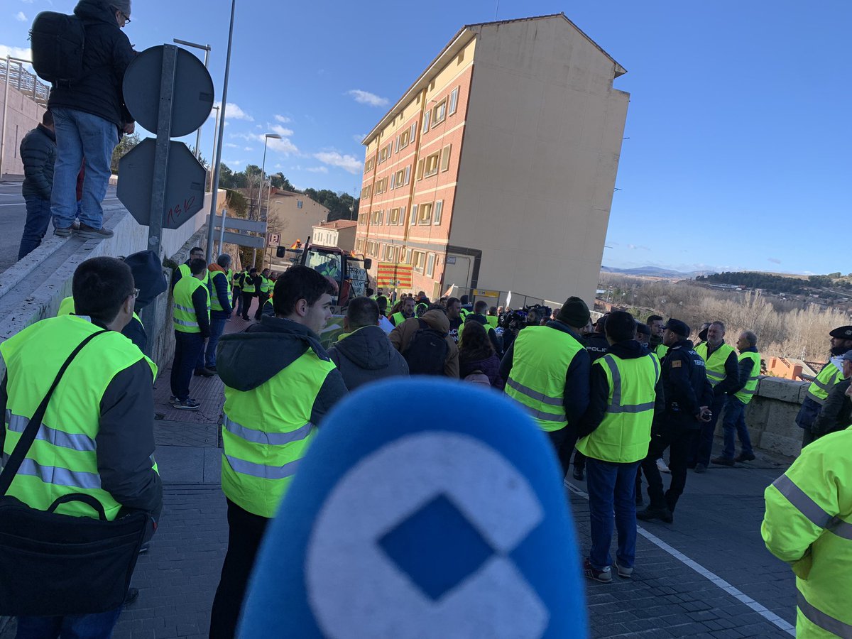pablofdezpujol's tweet photo. 🚜 Los agricultores ahora mismo en la Plaza del Óvalo @copeteruel https://t.co/hr9DamXYbV