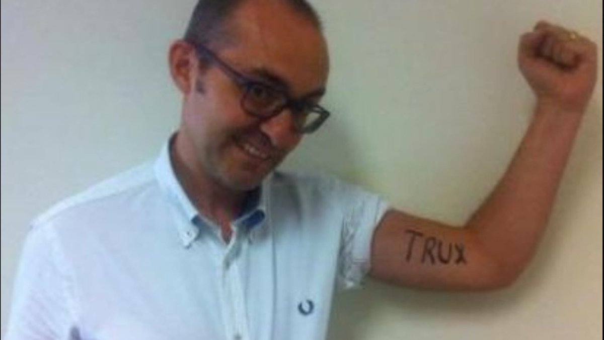 scenarpolitici's tweet image. Perché il candidato governatore della #Sardegna #truzzu si è fatto tatuare #Trux sul braccio? Che vuol dire: che è una persona perbene, un antifascista, un nostalgico del dux o cosa?
Grazie a chi da una risposta