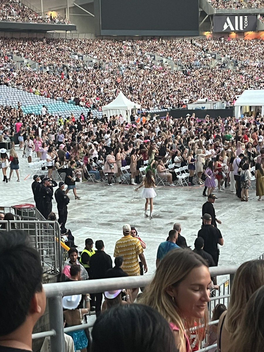 swiftieupdates0's tweet image. Travis Kelce at tonight’s show
#TaylorSwiftErasTour #TAYVIS