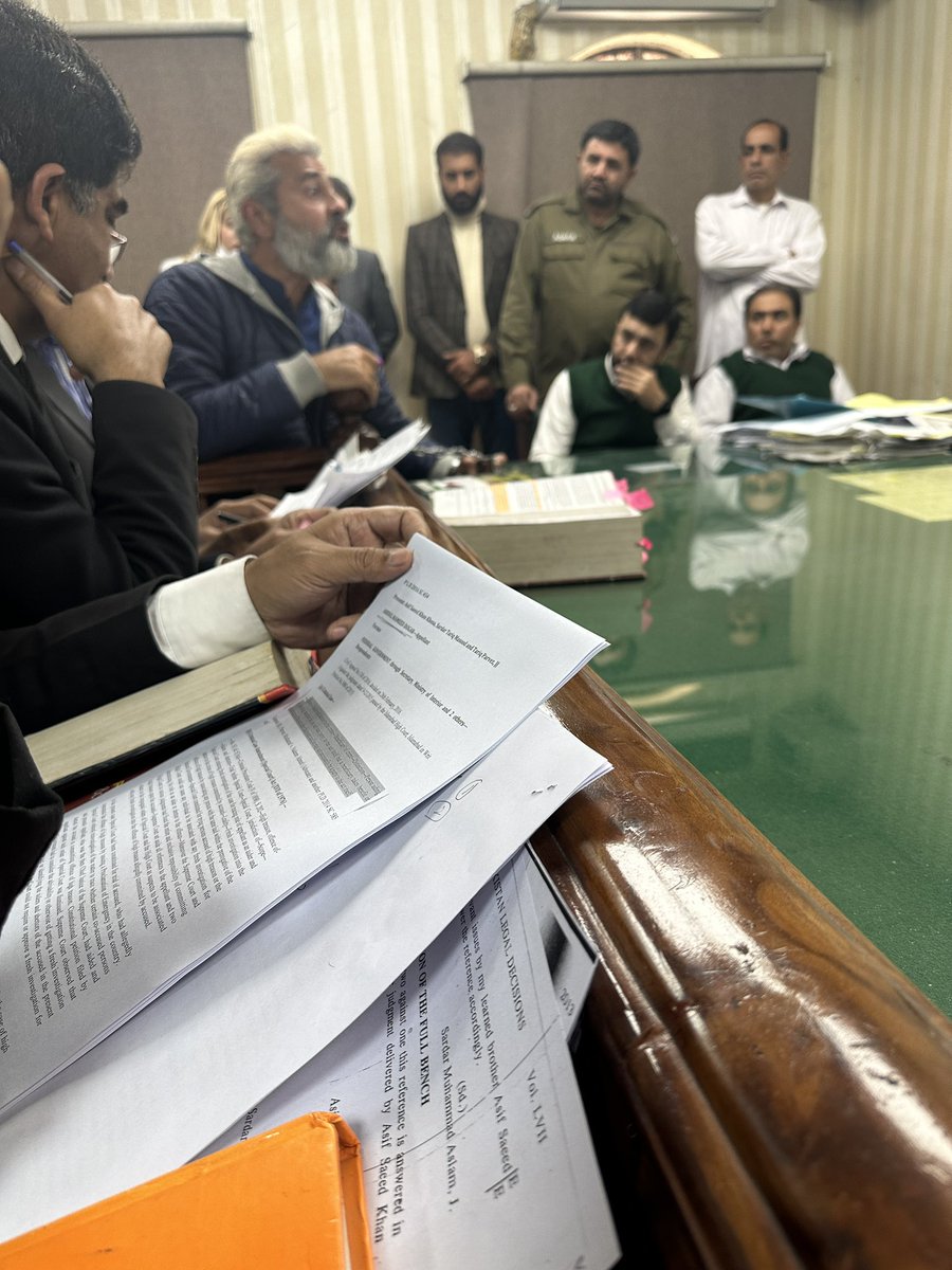 KashifHara's tweet photo. عمران ریاض خان عدالت میں خود دلائل دیتے ہوئے! https://t.co/dBVrxiag88