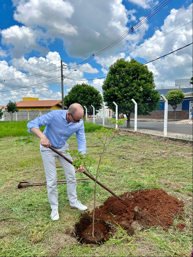 State Secretary @andrispelss met with Brazilian 🇧🇷Latvians in Nova Odessa, thanked the diaspora for safeguarding and promoting 🇱🇻 heritage & values in Brazil. A meeting took place with Mayor of Nova Odessa and a tree was planted at the soon-to-be-opened Latvian Culture Centre.
