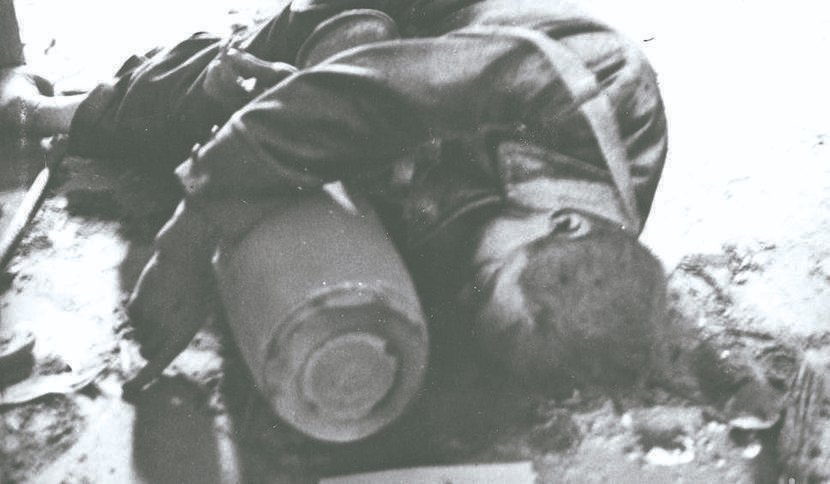 Na ścianie Ratusza w Lublinie istnieje tablica ku pamięci woźnego Jana Gilasa. Podczas niemieckiego bombardowania, bomba wpadła do ratusza - Gilas chwycił niewybuch i wyniósł z budynku. Niestety, chwilę później zmarł na zawał. Zachowało się zdjęcie bohatera z bombą w objęciach: