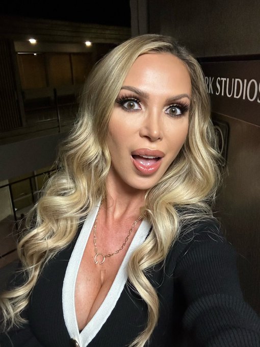 Filmed something fun tonight. Just got home. 🏡 Great productive day! https://t.co/sRQgy2zChX