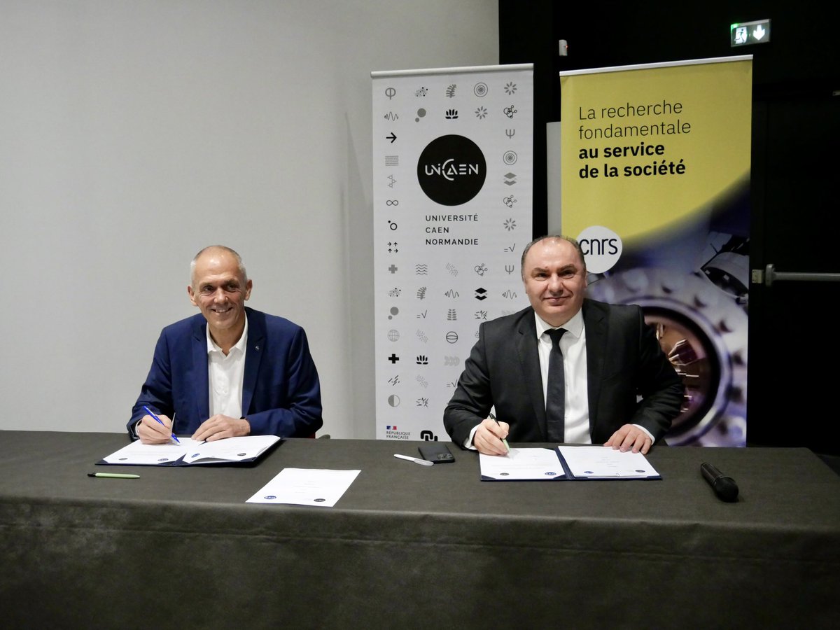 📷 #EnDirect Ce matin, signature de convention avec le @CNRS qui réaffirme les liens forts tissés avec l'université. Elle souligne l'excellence des 15 unités mixtes de recherche en co-tutelle, et ses 300 chercheurs, chercheuses et personnels administratifs.