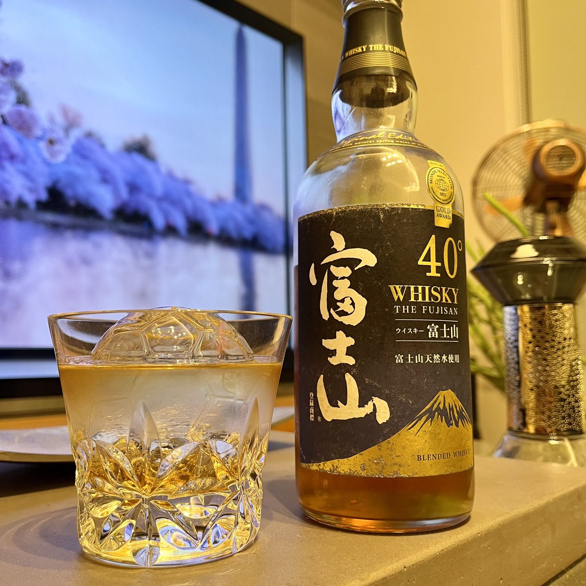今日は富士山ウイスキー🥃

まずはロック🪨
なぜかって❓
今日は富士山の日です🗻
