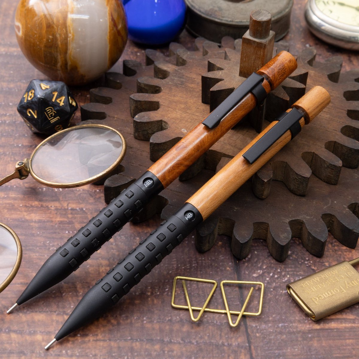 🎁プレゼント企画🎁
590&amp;Co.とPen Penコラボ

抽選で2名様へ
木軸スマッシュ(ALINA penmaker)
「花梨瘤と欅」をプレゼント‼️

【応募条件】
①両方フォロー
<a href="/590_co/">590&Co.</a>
<a href="/Pen2_Stationery/">Pen Pen／文房具</a>
②この投稿をいいねとリポスト

【応募期間】
2月23日(金)18時〜3月3日 (日)22時まで
⚠️必ず注意事項も読んでね❗️