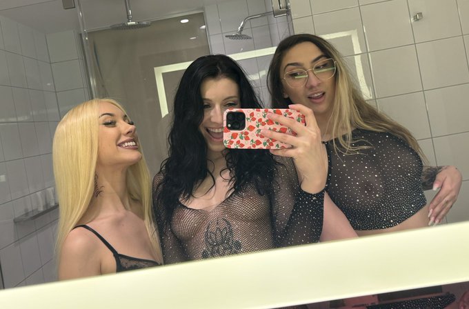 just took this man&rsquo;s soul&hellip;&hellip;are you jealous?  🩷 @ninanovaxoxo 🩷 @ravenlaneXX https://t.co/dt4q8nmnsJ