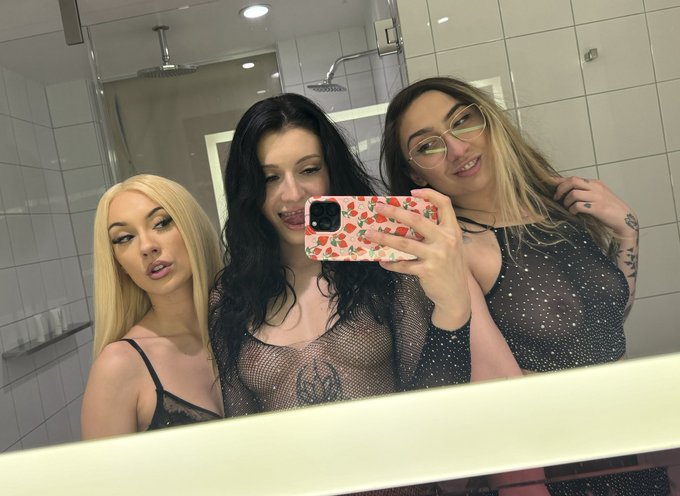 just took this man&rsquo;s soul&hellip;&hellip;are you jealous?  🩷 @ninanovaxoxo 🩷 @ravenlaneXX https://t.co/dt4q8nmnsJ