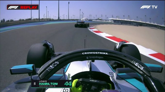 El pequeño susto de Hamilton al encontrarse a Pérez I Fuente: F1 TV