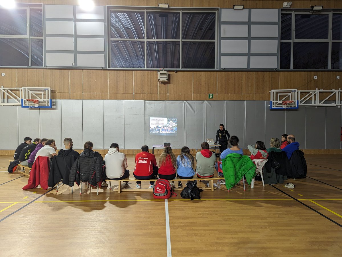 Entrenando porteros de balonmano tweet media