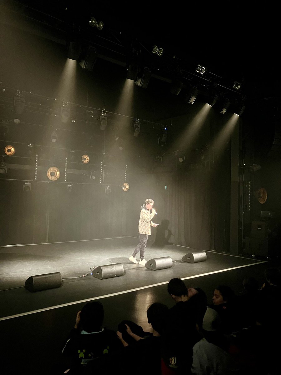 Il sera en première partie du concert de MC Solaar ce soir, il était avec les élèves de l’école Risso hier pour  💯% Culture à l’Ecole de la <a href="/VilledeNice/">Ville de Nice</a> 🤩 Merci <a href="/lemomeoff/">Le Môme</a> ! Écriture de textes et mise en musique, le slam et le rap n’ont plus de secret pour nos écoliers ! 
#EAC