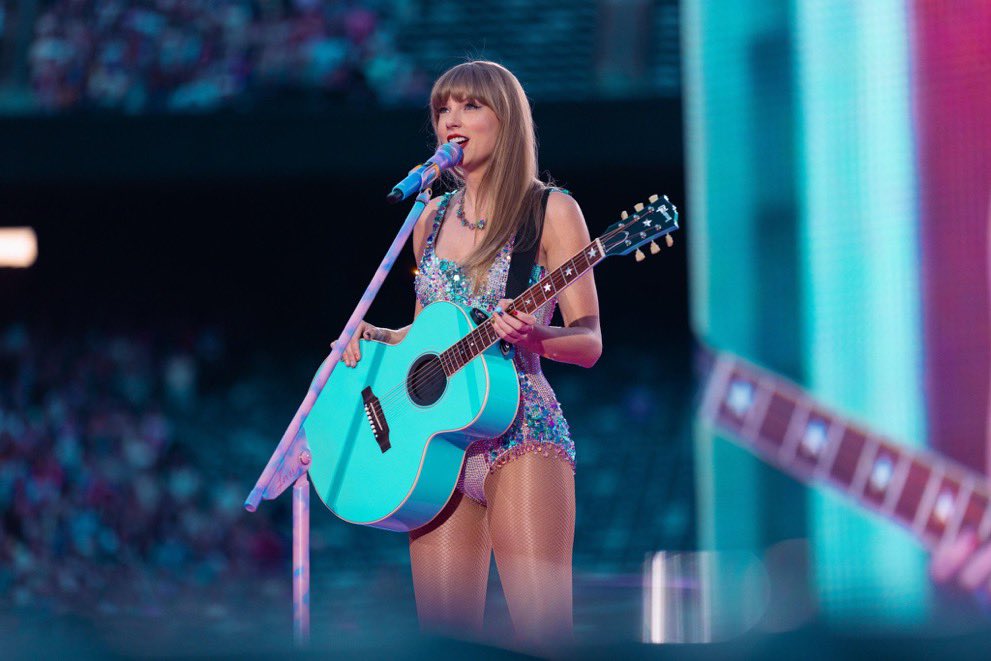 swiftieupdates0's tweet image. Blue guitar for Lover Sydney N1 #SydneyTSErasTour