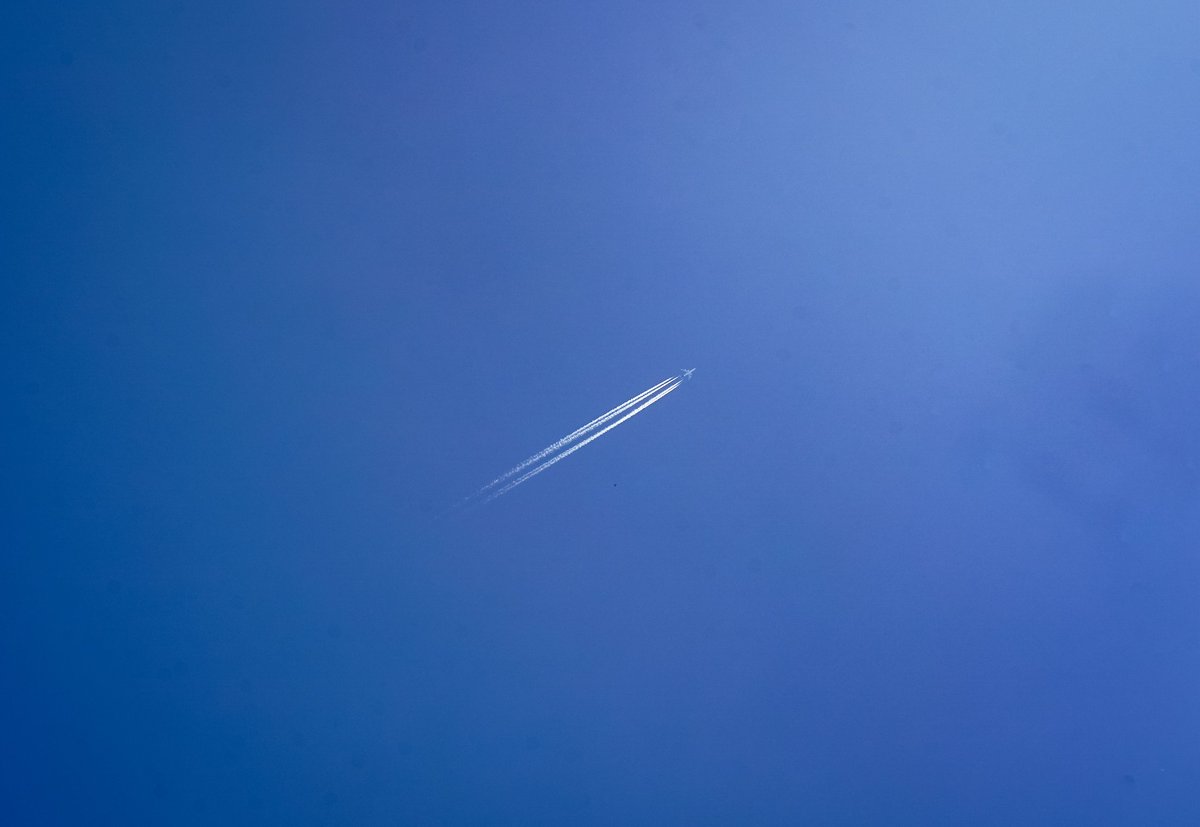 前を向いて空を見上げて