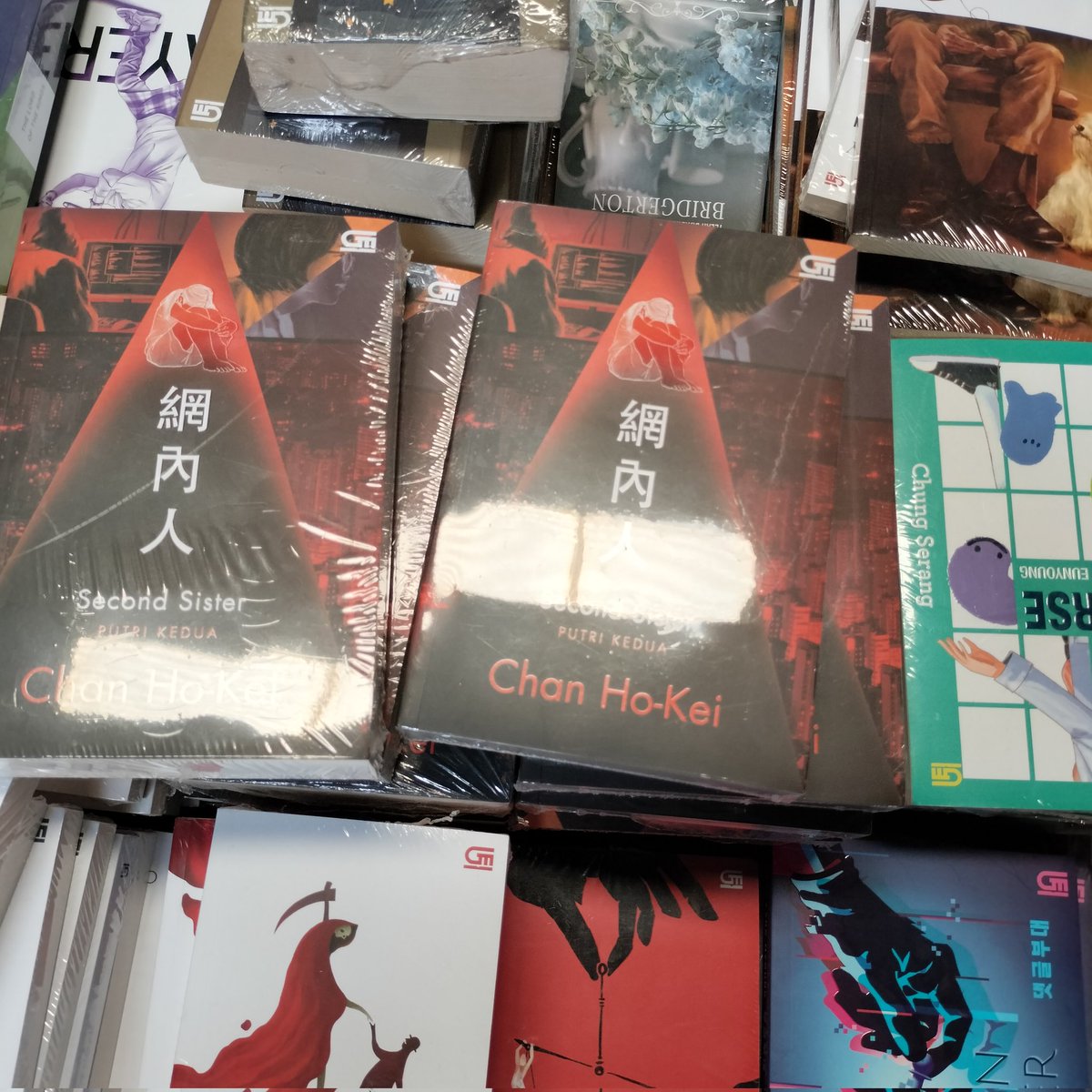 Haiiii🙌🏻❤️ if u don't mind, tolong bantu RT😁 stok semesta buku di Makassar mulai ditambah dan menurutku lumayan bagus. Yang mau titip boleh DM yaa. Bisa🍊 +10%