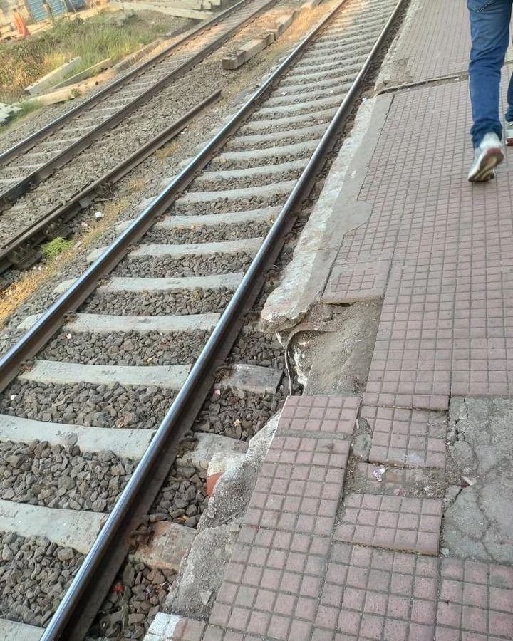 Dear @RailwaySeva this is the condition of Platform Number 2 of Ambarnath Station towards kalyan, who will be responsible if any mishap happens? @AshwiniVaishnaw @Central_Railway #ambarnath #ambernath