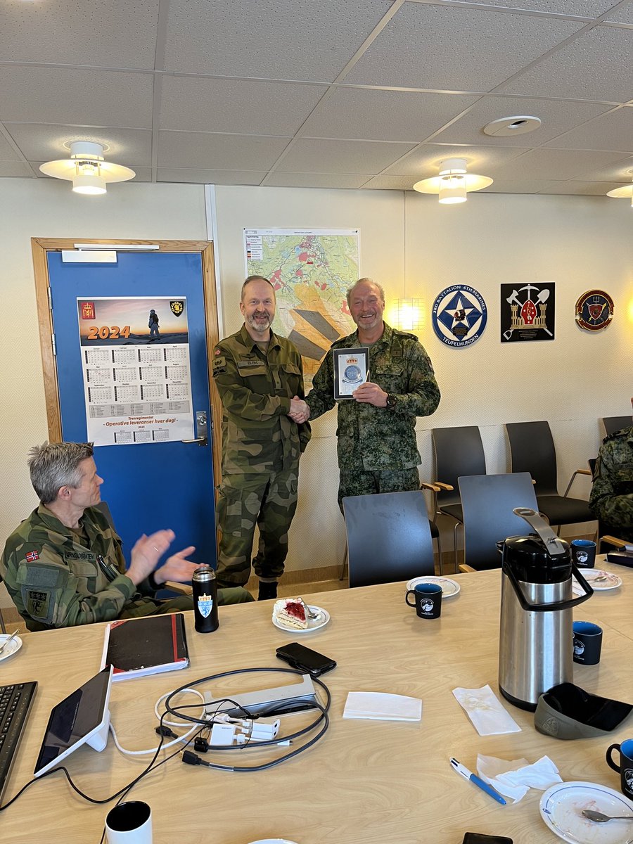 EMutsaars's tweet photo. 👉 Today at the ATC🇳🇴. After more than three years as a liaison officer in Tromøs and Finnmark, the "job transfer" under the auspices of LCOL Björnstratbaten the position of #CZSK to the #NORA HQ embedded exchange officer fulfilled to Dutch captain Aad #QPO #tri-marines 🇬🇧🇺🇸🇳🇱👊 https://t.co/23zVb7cobc