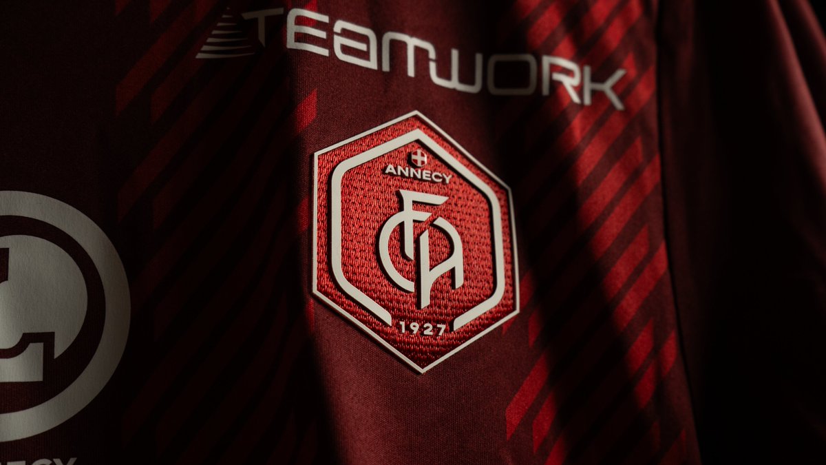 FCAnnecy's tweet photo. 👕 Les maillots de ce #FCAAJA, portés et signés, sont en vente sur @MatchWornShirt ↩️
🧑⚖️ https://t.co/UKuUI0cj24
#GoReds https://t.co/Nn7pURmu49