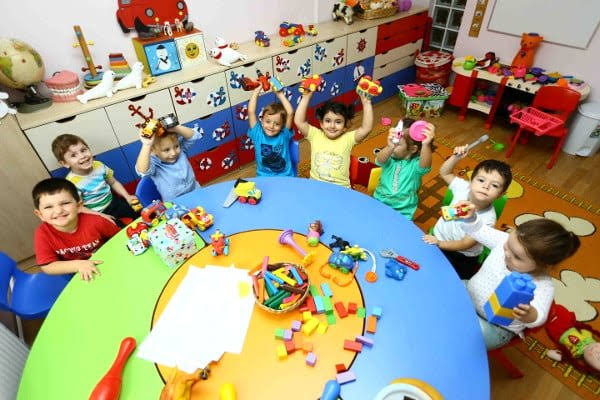 İpekyolu sınırları içinde çocuğunu kreşe vermek isteyen anne sayısı çok fazla. Çocuğunu kreşe vermek istiyor ama maddi durumu buna el vermiyor. O anneler için çözümümüz hazır. Her mahalleye KREŞ yapacağız. Bu kreşler ücretsiz hizmet verecek. Asıl SOSYAL BELEDİYECİLİK budur.