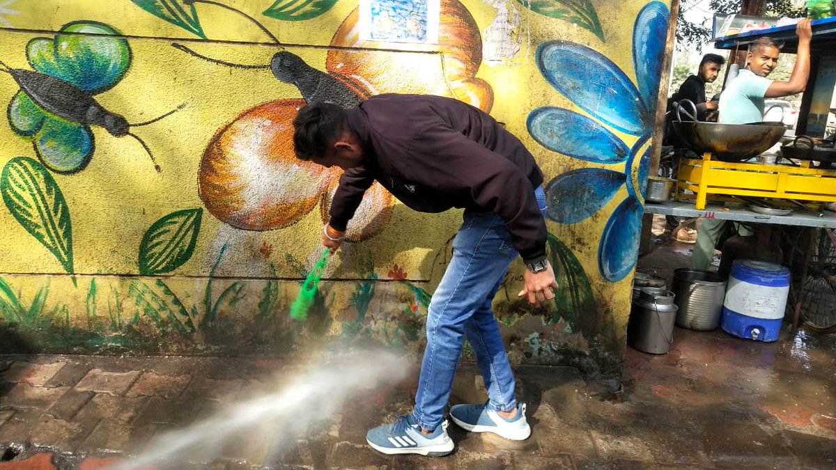 SwachhIndore's tweet photo. शहर को रेड स्पॉट से मुक्त करने हेतु "अब नो थू-थू अभियान" अन्तर्गत बाणगंगा मेन रोड उज्जैन नाका पर विशेष जनजागरूकता अभियान चलाया जा रहा है। जिसमें नागरिकों एवं राहगीरों को यहां-वहां नहीं थूंकने हेतु प्रेरित किया जा रहा है।
(नगर पालिक निगम इंदौर ULB code -802273)
#SayNoToRedSpot https://t.co/Rj9r0RnTMj