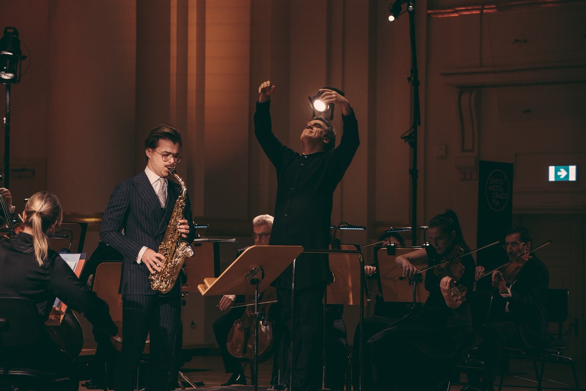 "Sinfonietta pozwoliła publiczności na zatracenie się w przestrzeni dźwiękowej, która pieści zmysły" - pisze dla <a href="/RuchMuzyczny/">Ruch Muzyczny</a> Zuzanna Hwang-Cempla

ruchmuzyczny.pl/article/4029-g…

Fot. Piotr Markowski