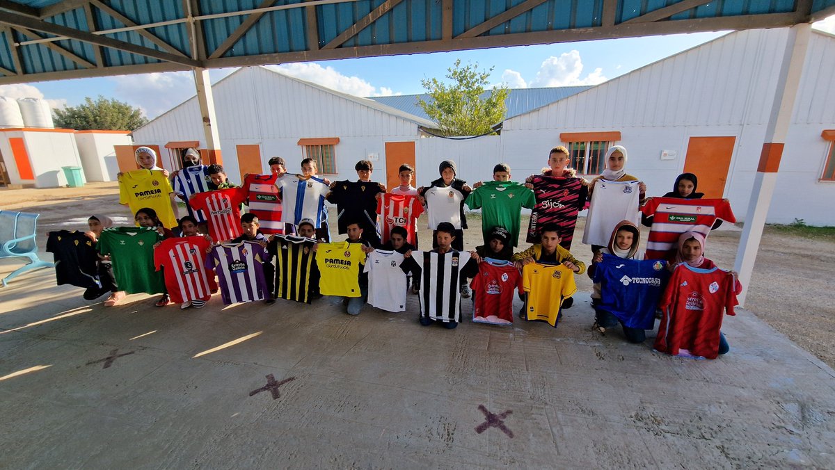 لاليغا <a href="/LaLigaArab/">LALIGA</a>  تعود الى إلى مخيمي الزعتري والأزرق للاجئين.

👏 سيشارك أكثر من 400 فتى وفتاة في المسابقات الرياضية لمشروع لاليغا الاجتماعي الزعتري والأزرق.