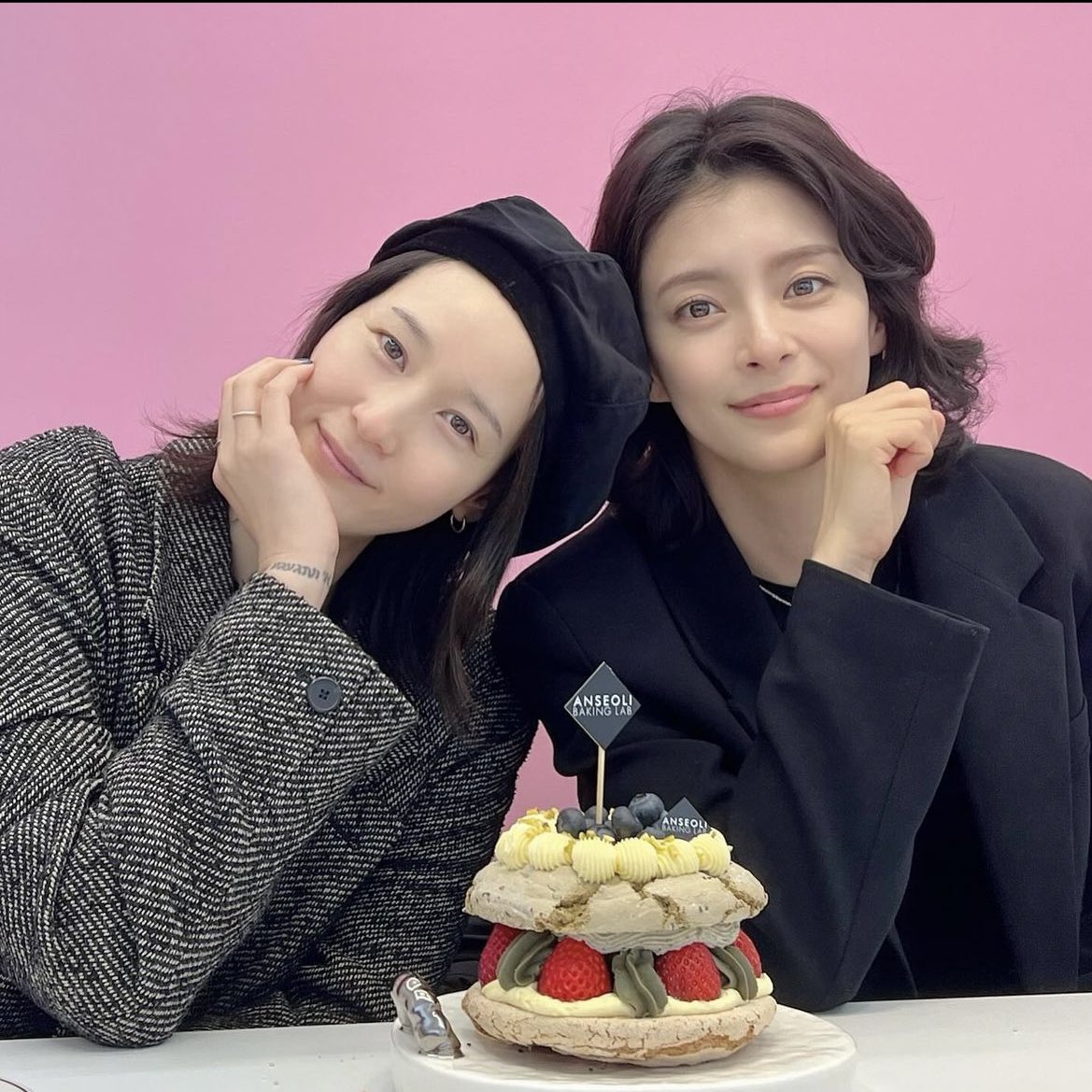 goal_802's tweet photo. 투샷 무한제�� 사건에 정신이 아득해짐
만약 내가 숲속 연못에 이 두 여자를 실수로 빠뜨려서 산신령이 둘 중 누가 내 여자냐고 묻는다면 시발 한치 고민도 없이 둘 다 내 여자니 당장 내놓으라고 멱살�� 잡을테다 https://t.co/4uFTkWZ4YE