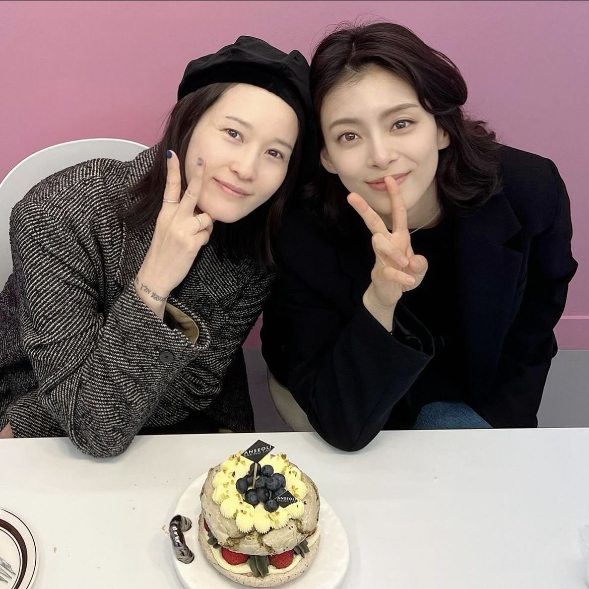 goal_802's tweet photo. 투샷 무한제�� 사건에 정신이 아득해짐
만약 내가 숲속 연못에 이 두 여자를 실수로 빠뜨려서 산신령이 둘 중 누가 내 여자냐고 묻는다면 시발 한치 고민도 없이 둘 다 내 여자니 당장 내놓으라고 멱살�� 잡을테다 https://t.co/4uFTkWZ4YE