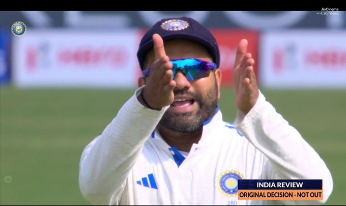 NigamKohlified's tweet photo. Abse meine match start kiya dekhna tabse ek bhi wicket nhi gira 😭😭 #INDvENG #Root https://t.co/VUXyTDhktV