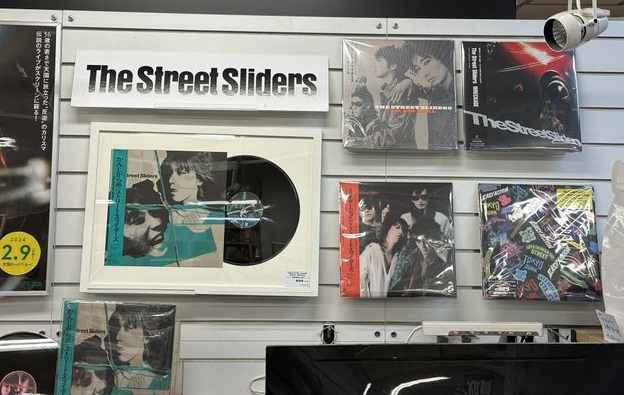 do1_ps's tweet photo. The Street Sliders
完全限定アナログ 3ヶ月連続リリース第一弾 2/21発売『Slider Joint』『がんじがらめ』残り数枚ずつとなりました!
ただいまレコードプレイヤーやフレームとともにディスプレイしていますのでぜひご覧ください✨
https://t.co/l2Yj75nt88
#スライダーズ https://t.co/GhZTTNWxGq