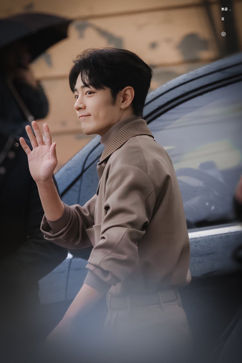 รูปชัดๆตอนน้องจ้านลงรถ ตายิ้มคือน่ารักมากเลย😭 น่ารักทุกรูปกดเซฟไม่หยุด

 #XiaoZhanxTodsMFW24
