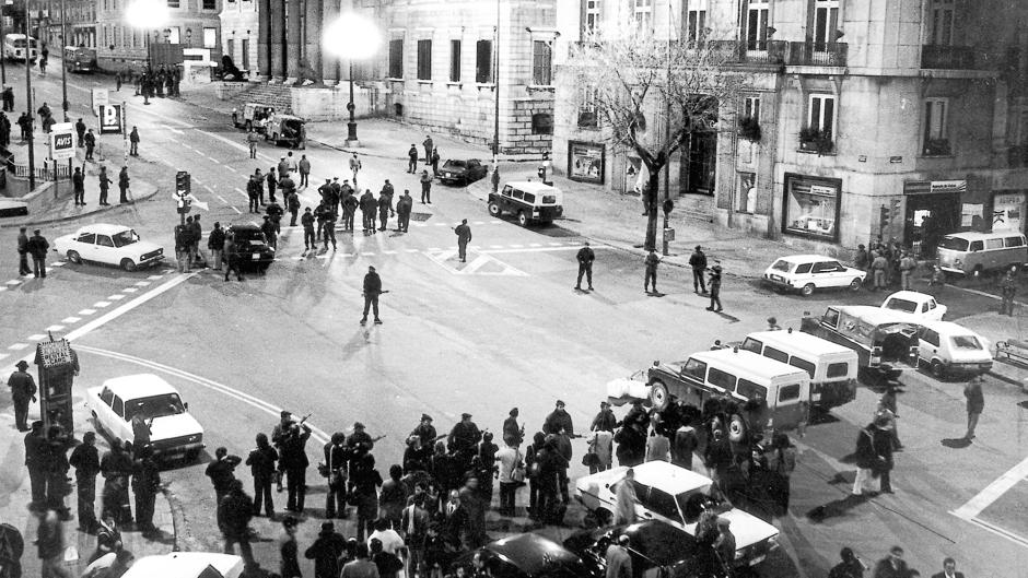 HistoryMttrs's tweet photo. 🇪🇦 #OTD #23febr #History #Spain #Today
Monday 23 February 1981 was the first day of an attempted coup d'état perpetrated by some military commanders in Spain.
A coup d'état also known by the numeronym 23F.
The main events occurred in the cities of Valencia and Madrid.
In Madrid, a large group of civil guards, commanded by Lieutenant Colonel Antonio Tejero, assaulted the Palace of the Cortes and the deputies and the entire Government of Spain were held hostage in the chamber of the Spanish Parliament.
Valencia was occupied militarily, by virtue of the state of emergency proclaimed by Lieutenant General Jaime Milans del Bosch, captain general of the III military region.
Two thousand soldiers and also fifty battle tanks were deployed in the streets of Valencia.
The coup finally failed due to lack of support and on Tuesday 24 February 1981 the coup plotters surrendered .
#23F #Coup #CoupDeEtat #Overthrow