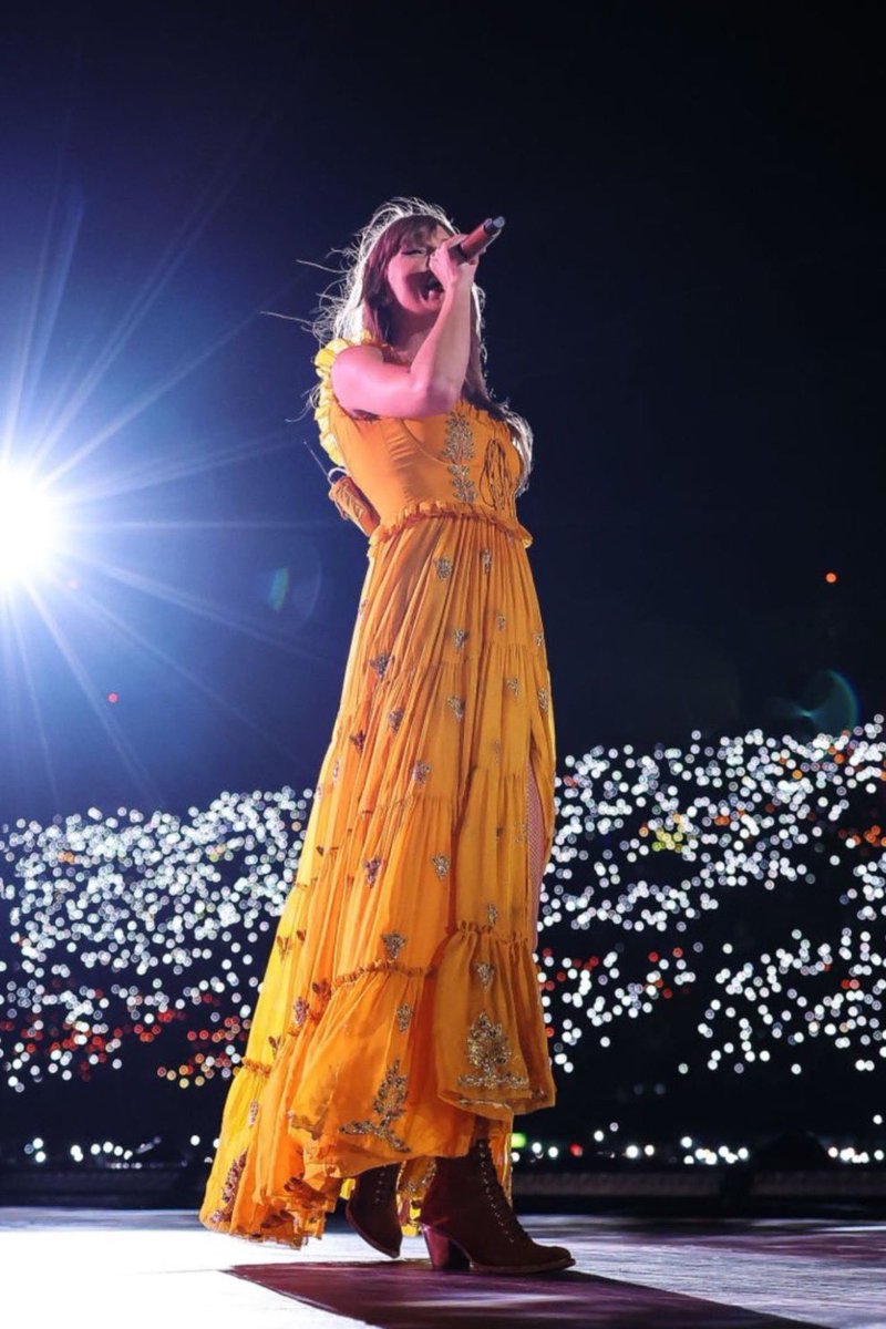swiftieupdates0's tweet image. Evermore dress for Sydney N1 #TsErasTour #sydneyn1