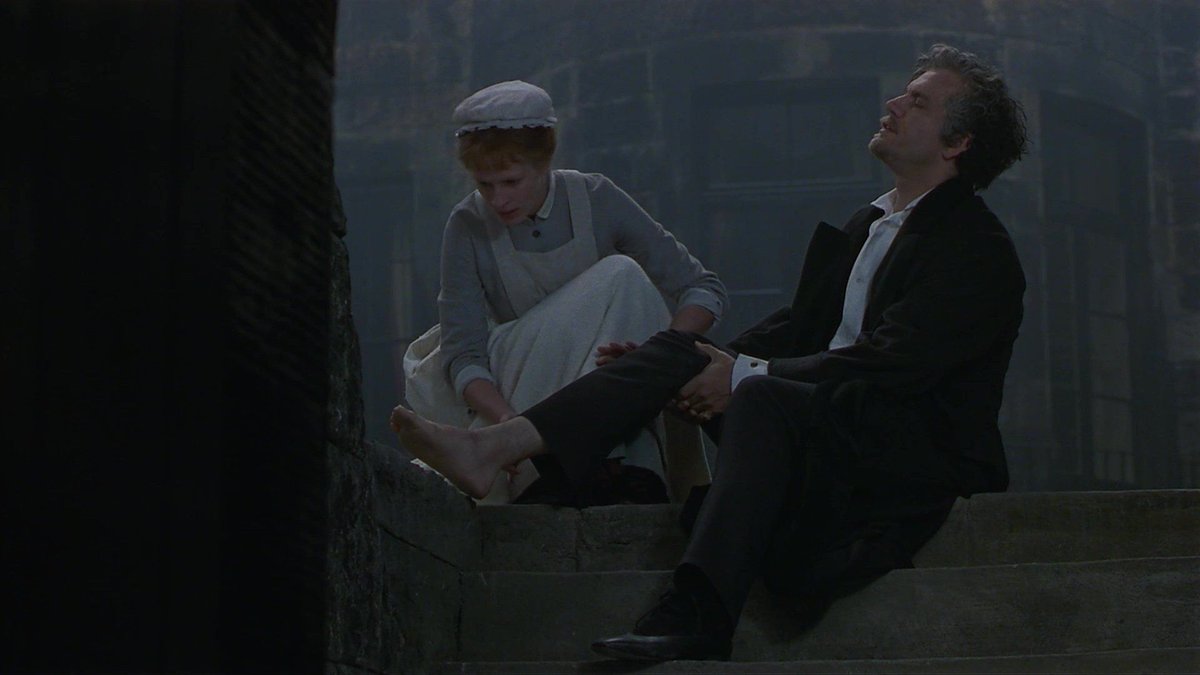 GrandeHanterie's tweet photo. #MaryReilly fête en ce jour ses 28 années🕯️
Stephen Frears prête son élégance au mythe de Jekyll et Hyde. Drame gothique et violent aux confins de la romance et de l'intime monstruosité. Sans doute une des plus belles relectures de Stevenson. D'après le roman de Valerie Martin📚 https://t.co/zTWYXVThs2