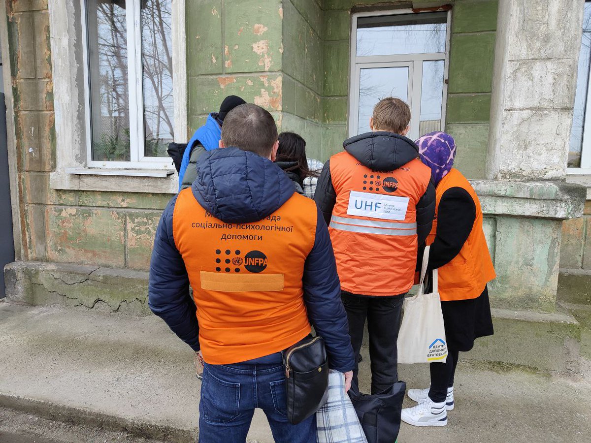 Psychosocial support mobile teams are working on ground in #Dnipro 🇺🇦. Providing crucial psychological support and information services to survivors of the damaged residential area in the aftermath of tonight's attack. #HumanitarianResponse