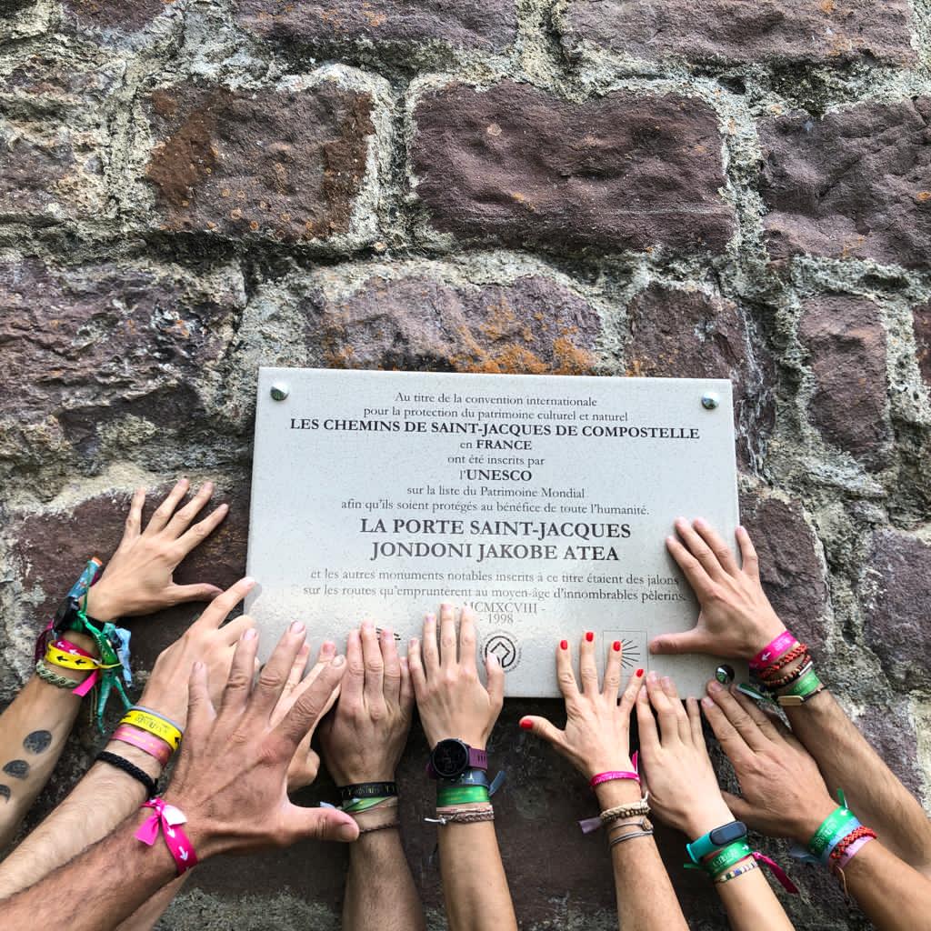asantiagocontra's tweet photo. Quedan 4 meses y 1 día, para comenzar una nueva edición de A Santiago contra el cáncer, donde unos 40 corregrios tomarán la salida en Saint Jean Pied de Port para recorrer el Camino de Santiago corriendo y recaudando dinero para @ContraCancerLE @ContraCancerEs #ASCC024 #Recuerdos https://t.co/EtfdW4KNPy