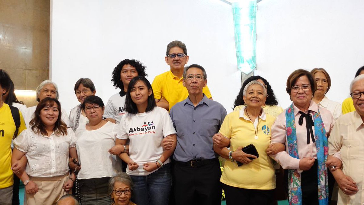 ChelDiokno's tweet photo. Standing strong at EDSA Shrine this Feb 23 to honor #EDSA38. 🇵🇭 Together, let’s defend our freedom and say #NoToChaCha. Tara, ipakita natin ang diwa ng People Power! ✊ #BuhayAngEdsa #EDSAPower https://t.co/krDsZWzKDz