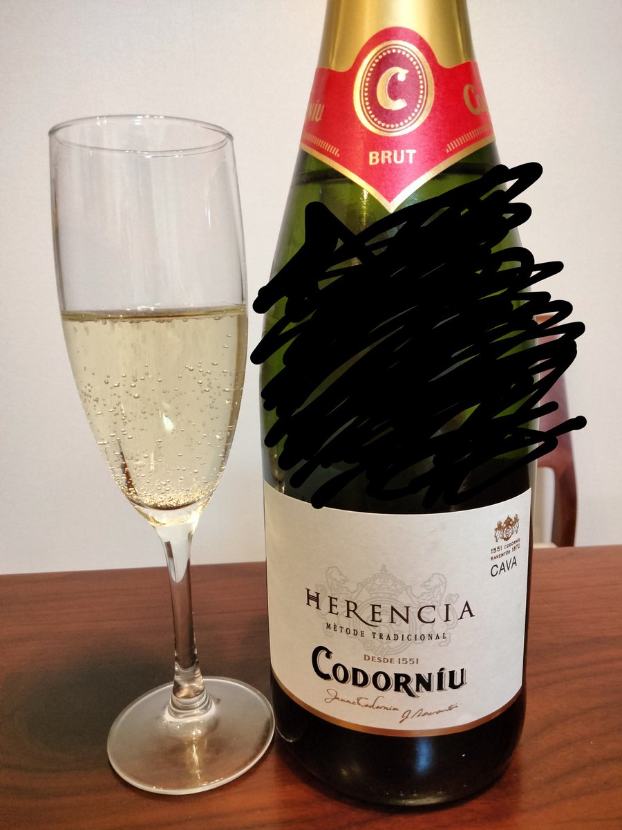 Watasenia1's tweet photo. 今日は cava
#コストコ 
#codorniu 
#herencia https://t.co/3VW0cbUMZk