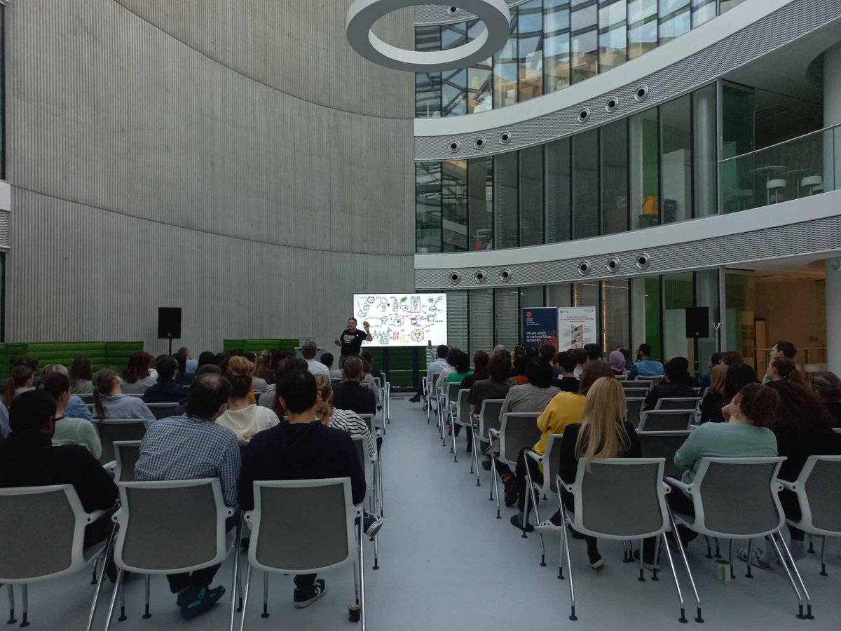 ⭐️ New series kicked off! ⭐️
What a great start to the Sip of Science, kudos to the organisers!🍻
Our colleague Tibor captivated the whole @CEITEC_Brno with his e-chalk talk on #cryoEM of #viruses 👾🔬 We’re curious to see how the series continues 👀
#ScienceTalks #BrnoRegion
