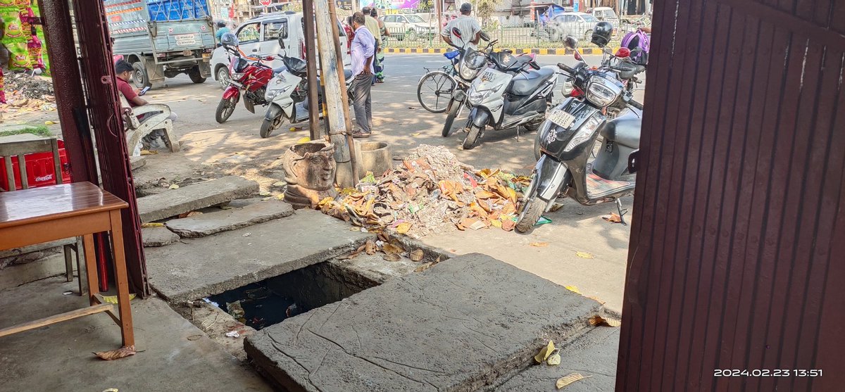 SanjibN78678458's tweet photo. ୮ରୁ ୯ଦିନ ପୂର୍ବେ ମୁନିସିପାଲଟି ଦ୍ୱାରା f.m golai ଠାରେ ନାଳ ସଫା କରାଯାଇ ଆବର୍ଜନା ଗୁଡ଼ିକ ସେହିପରି ଭାବରେ ରଖା ଯାଇଅଛି। ଏବଂ ନାଳ କୁ ସେମିତି ଖୋଲା ରଖା ଯାଇଛି।ଦୁର୍ଗନ୍ଧ ଏବଂ ଅସ୍ୱାସ୍ଥ କର ପରିବେଶ ନାଳ ରେ ପଡିଯିବା ର ଭୟ ଲୋକ ଙ୍କ ମଧ୍ୟରେ ଦେଖା ଯାଉଅଛି।ଏହା କଣ ସ୍ୱଚ୍ଛ ଭାରତ?@DBalasore @balasoremunici1 @PHEO_Balasore https://t.co/TXKVRKR2Y8
