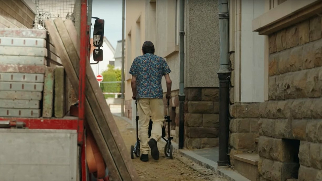 RTL_Infos's tweet photo. Ben Michaels souffre du syndrome nail-patella, ce qui entrave sa mobilité. Un chantier devant sa porte complique son quotidien #Luxembourg #Wasserbillig #Taxes https://t.co/MY5OT37azl https://t.co/6IrHWP2UgS
