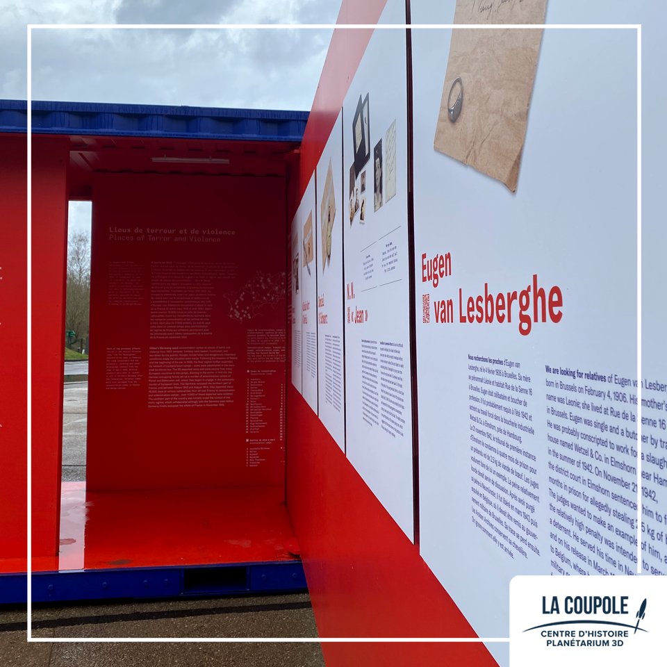 👀 Jusqu’au 24 mars, rendez-vous sur le 📍 parvis de #LaCoupole pour découvrir l’exposition #StolenMemory ! Conçue par les @ArolsenArchives, elle raconte le destin de 10 détenus des camps nazis à travers leurs effets personnels spoilés. 👉 Accessible tous les jours de 9h à 17h30