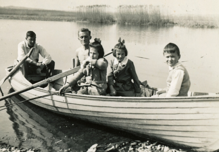 Eine Schenkung der Nachkommen des Tierarztes Rudolf Müller aus Wetzikon barg Einzigartiges. Ein familieneigenes #Badehaus in #Robenhausen am Pfäffikersee. Fotografiert in den frühen 1930er Jahren. (^it)

▶ t1p.de/q5k7n

#zürioberland #pfäffikersee