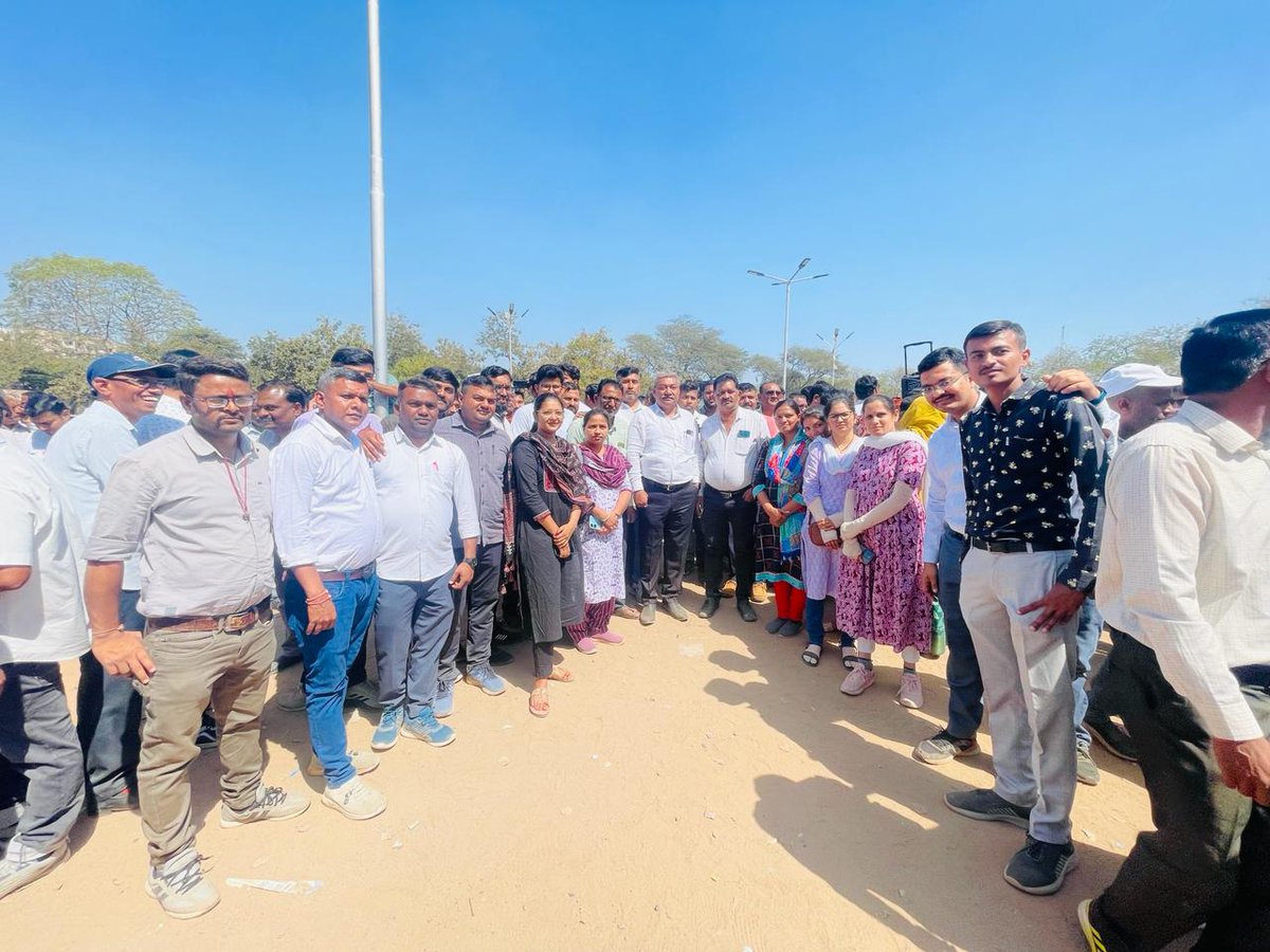 આજરોજ ગુજરાત રાજ્ય તલાટી મહામંડળના આહવાનને માન આપીને મહેસાણા જિલ્લા ના વિજાપુર તાલુકા તલાટી મંડળના  ભાઈઓ તથા બહેનો  કર્મચારીઓ ના પડતર પ્રશ્નો બાબતે સી એલ મૂકીને સત્યાગ્રહ સાવણીમાં ધરણા કાર્યક્રમમાં હાજર રહ્યા. #OPS <a href="/GRTMM1/">ગુજરાત રાજ્ય તલાટી મંત્રી મહામંડળ (OFFICIAL)</a>