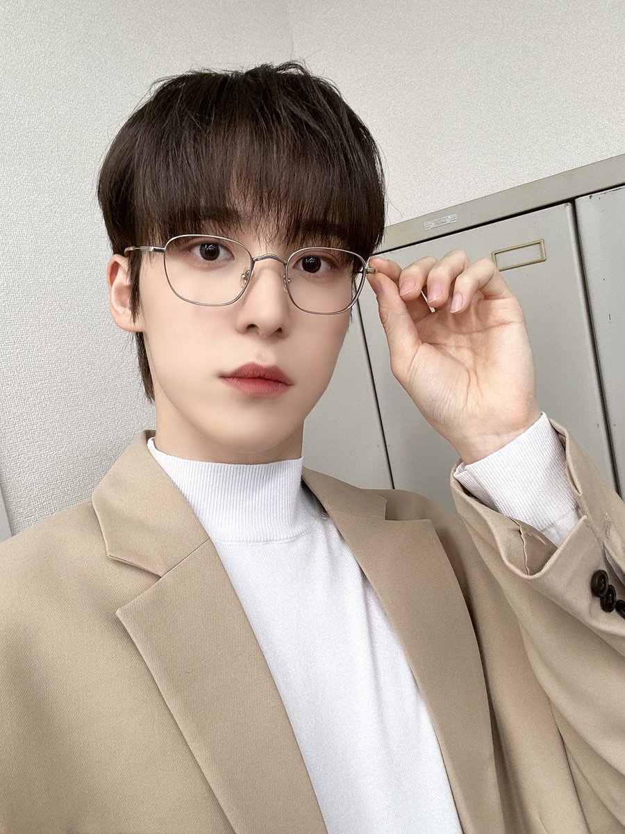 ATEEZofficial's tweet photo. [#윤호] 오늘 하루도 고생 많았어요😊🧑🏻‍🏫
#ATEEZ #에이티즈 https://t.co/rk6pPEhOUU