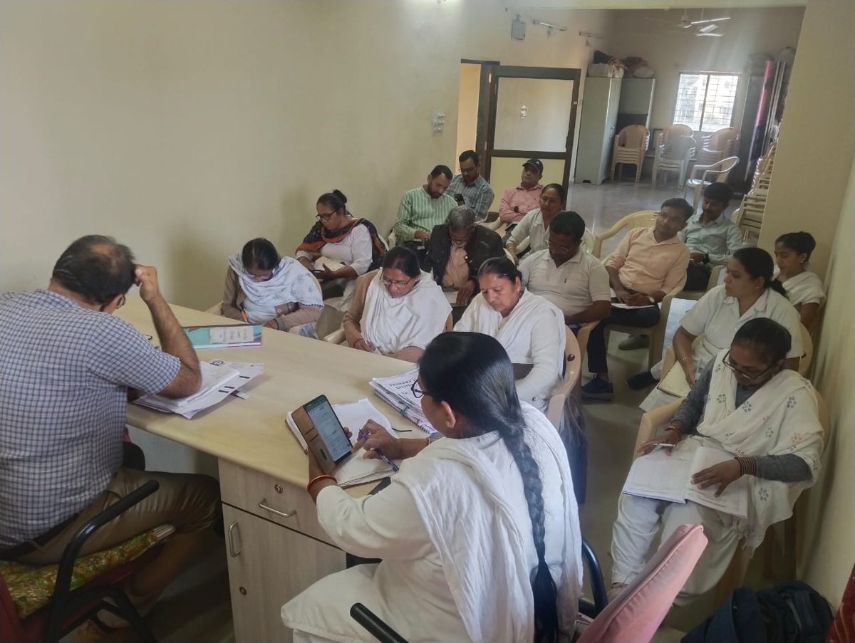 ThoHimmatnagar's tweet photo. આજરોજ એમપીએચએસ તથા એફએચએસ ની અઠવાડિક કામગીરી ની સમીક્ષા માટેની મીટીંગ કરવામાં આવી, જેમાં આરોગ્ય લક્ષી કામગીરી નું આખા અઠવાડિયા દરમિયાન સુપરવિઝન કરેલ હોય તે સંદર્ભે ચર્ચા કરવામાં આવી. તેમજ જરૂરી સૂચનો THO સાહેબ દ્વારા આપવામાં આવ્યા.@CdhoSabarkantha @DmoSabarkantha @Sbccsk https://t.co/73Vb3kEYYE
