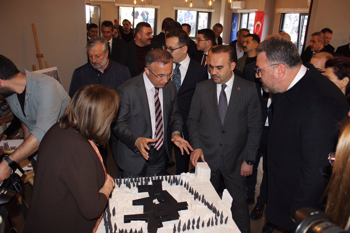 Bakanımız M. Fatih Kacır ve Başkanımız <a href="/FatmaSahin/">Fatma Şahin</a> üniversiteye hazırlanan öğrencilerle gelecek planları hakkında hasbihal ederek Nurdağı’na yapılması planlanan “Deprem Müzesi” projesini incelediler.

#6Şubat
#Nurdağı
#iyileşme